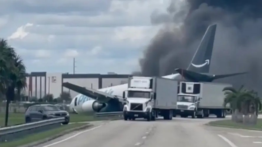Avião cargueiro da Amazon sai da pista e pega fogo em estrada perto de aeroporto de Miami; vídeo - Foto