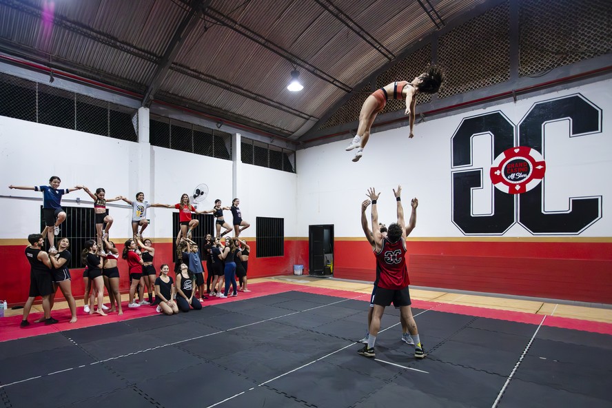 Equipe treina cheerleading em ginásio da Gávea