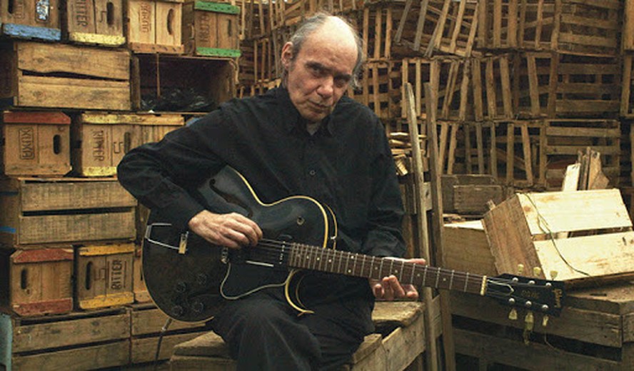 O guitarrista Lanny Gordin em cena do documentário 'Inaudito' (2017)