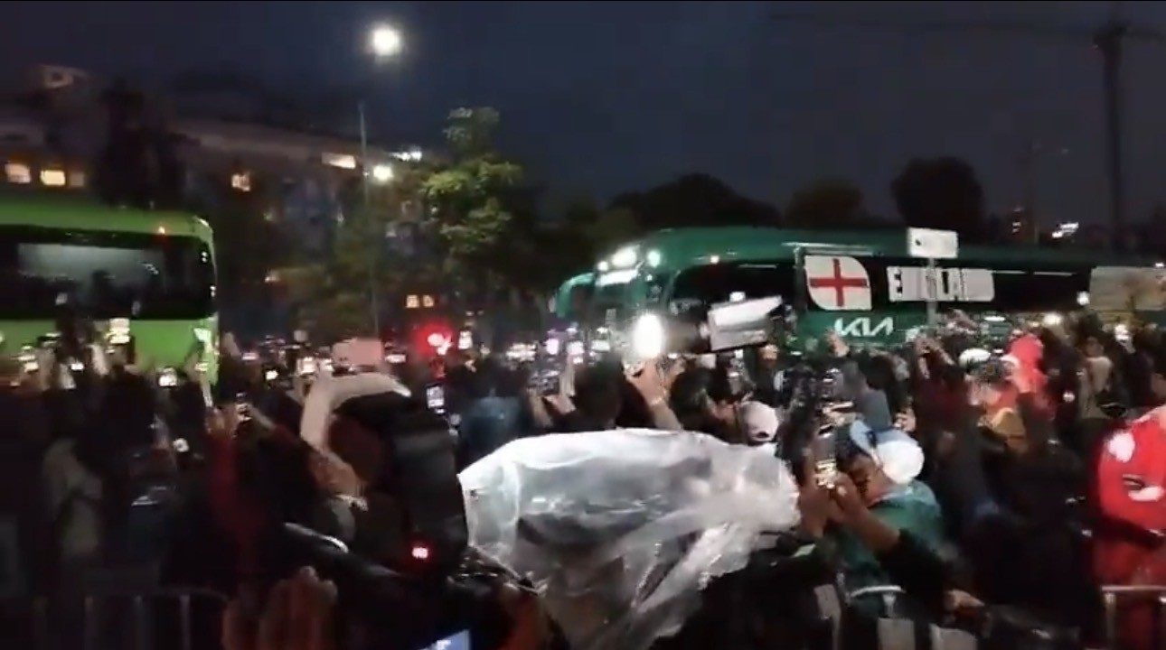 Inglaterra é recebida sob vaias e pressão de torcedores na chegada à Cidade do México