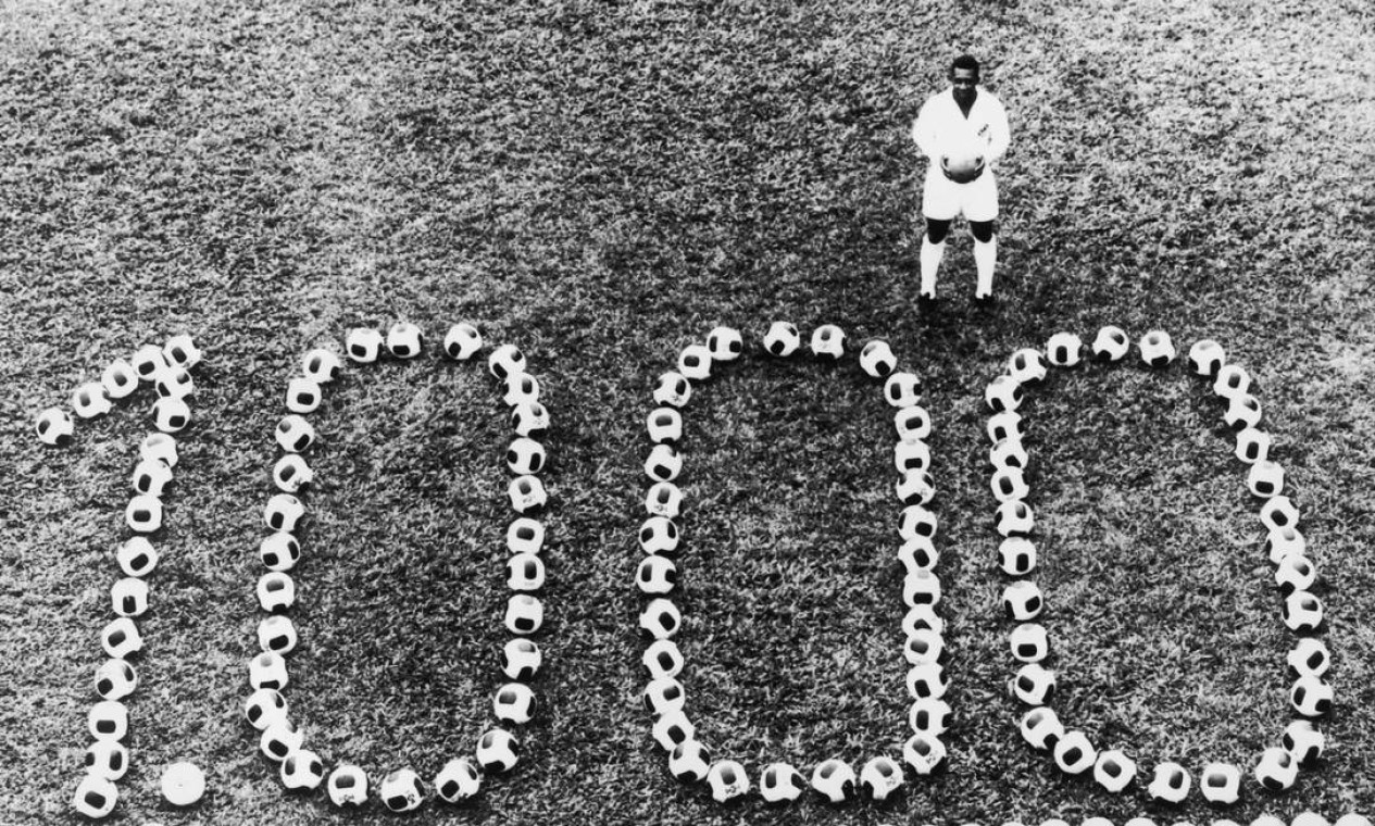 Pelé posa diante do número 1.000, depois de atingir a marca com um gol de pênalti feito no Vasco, em 1969 — Foto: Keystone Features / Hulton Archive
