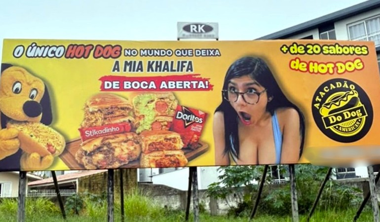 Outdoor com Mia Khalifa perto de escola gera polêmica em SC, e MP abre apuração