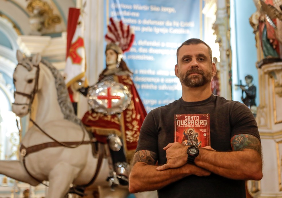 Autor, Eduardo Spohr: obra sobre São Jorge chega hoje às livrarias — Foto: Gabriel de Paiva