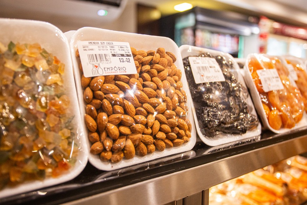 Chestnuts and dried fruits on a shelf in a market — Photo: Beatriz Orle/Agência O Globo