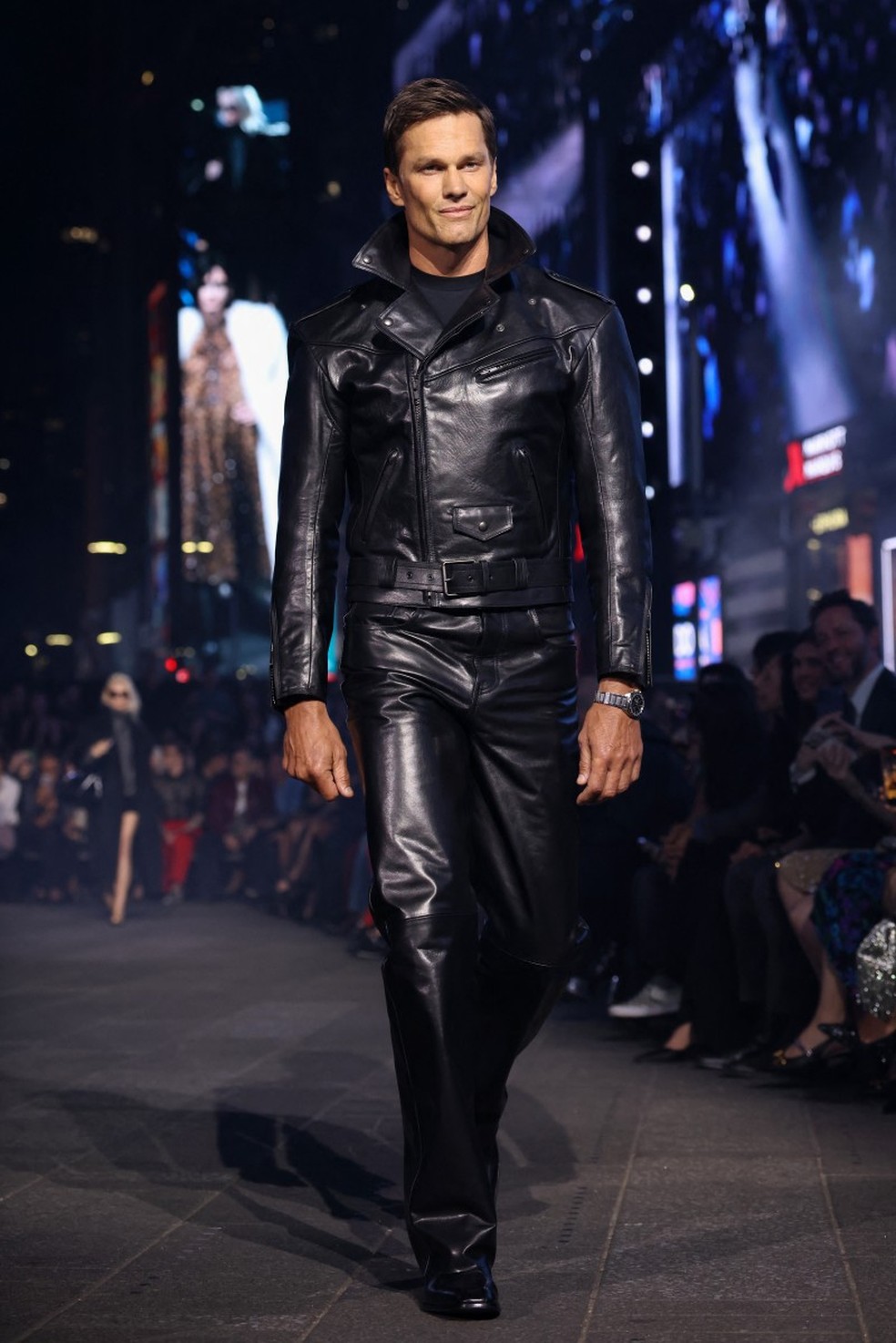 Tom Brady em seu primeiro desfile pela Gucci &mdash; Foto: JP YIM / GETTY IMAGES NORTH AMERICA / GETTY IMAGES VIA AFP