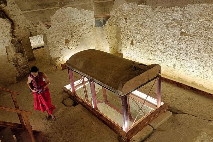 Um turista visita o túmulo do Rei Amenhotep III no Vale dos Reis, perto da cidade de Luxor,