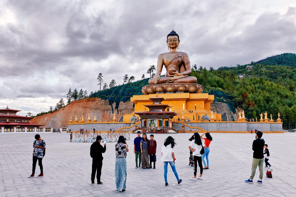 Com 54 metros de altura, a estátua gigante de Buda é uma das principais atrações de Timbu, a capital do Butão — Foto: Poras Chaudhary/The New York Times