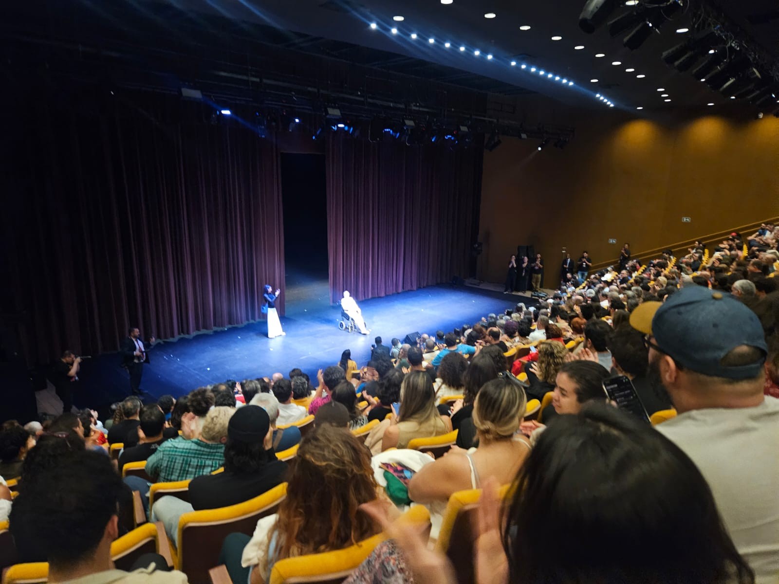 Janja ovacionada no Teatro Nacional