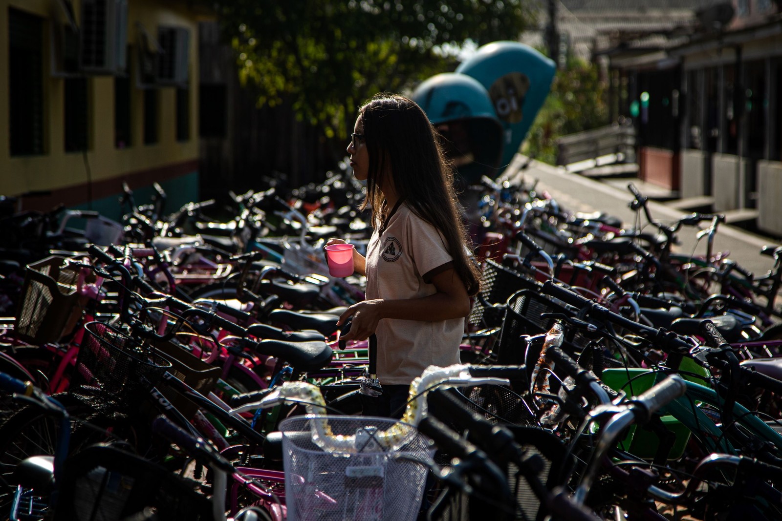 Bicicletas são estacionadas na frente das escolas urbanas (6 das 100 que a cidade têm) — Foto: Hermes de Paula