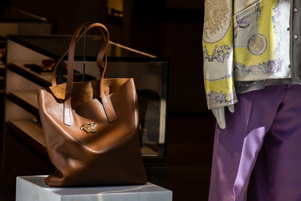 Ícone clássico da marca, bolsa e manequim em uma loja da Versace no centro londrino — Foto: Chris J. Ratcliffe / Bloomberg