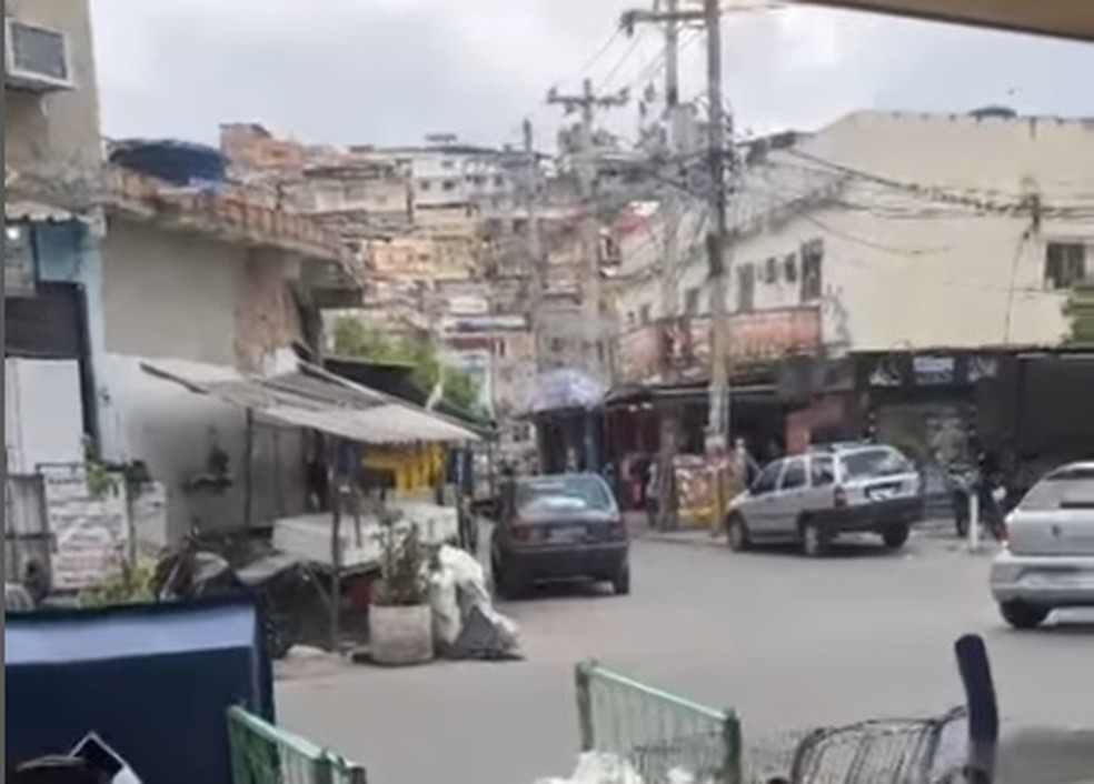Motoristas retornaram de ré após se depararem com operação na Maré — Foto: Reprodução/Instagram