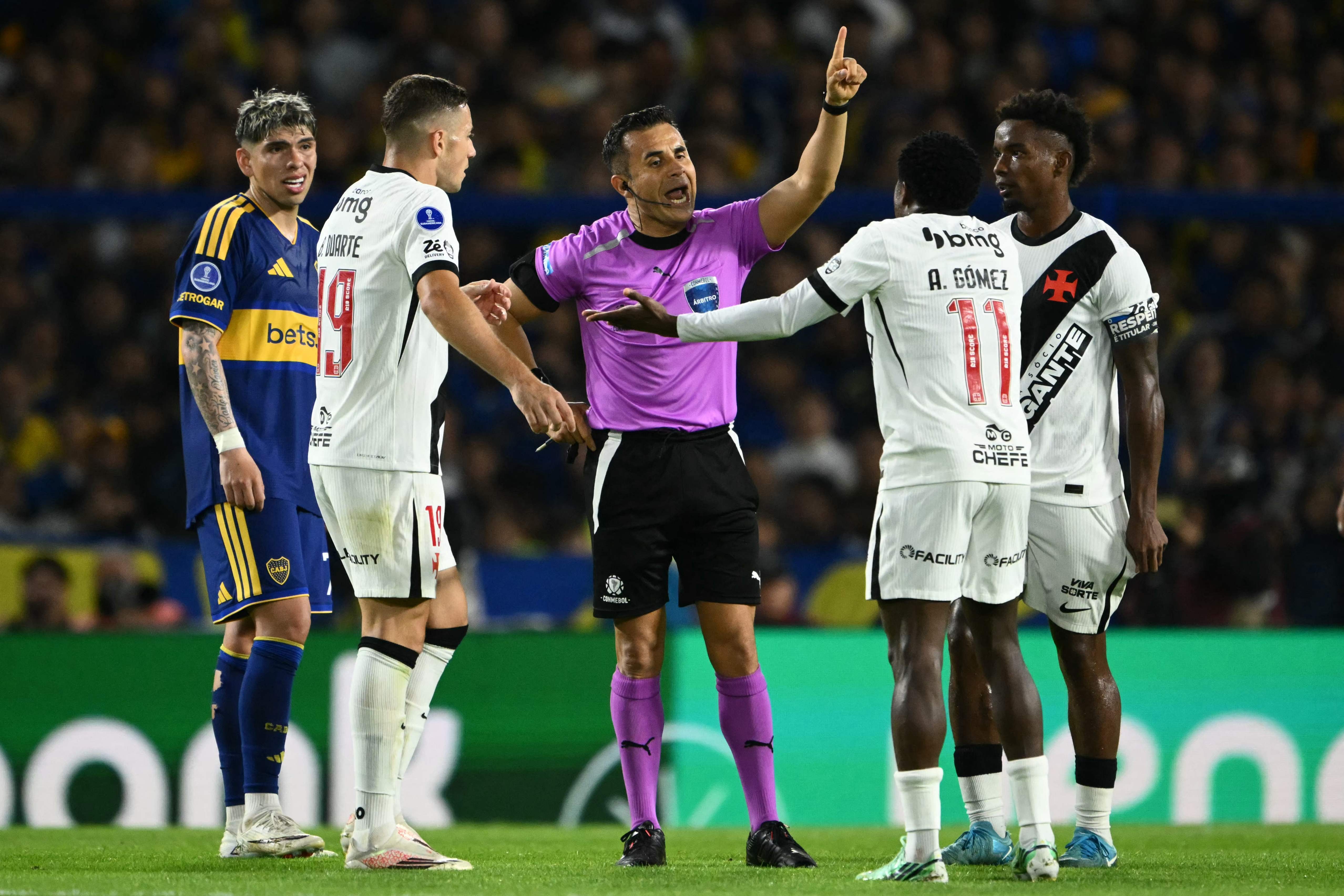 Vasco liga alerta com árbitro repetido e se preocupa com indicação da Conmebol para jogo da volta contra o Boca