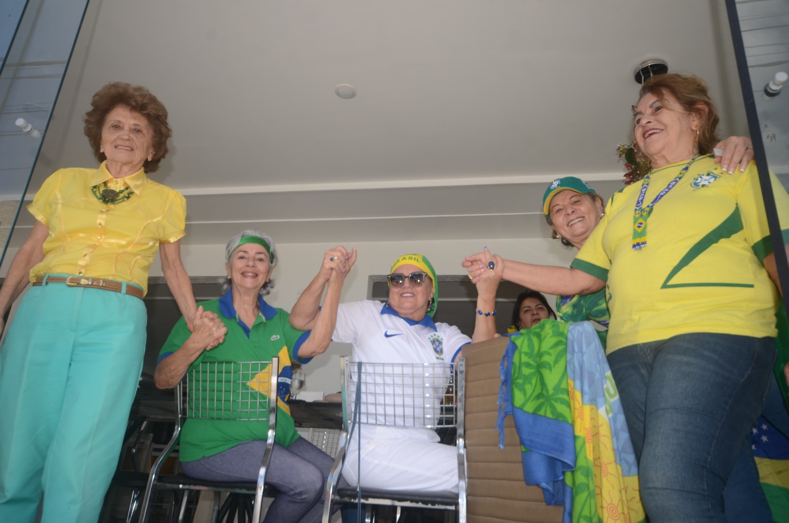 Aos 90 anos, Isolina Freitas (esquerda) se reúne com amigas para acompanhar visita de Bolsonaro a Garanhuns (PE) — Foto: Genival Paparazzi/Agência O Globo
