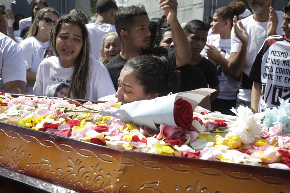 Laudo confirma que Sther morreu de hemorragia e politrauma; jovem foi espancada por recusar sair com traficante em baile funk