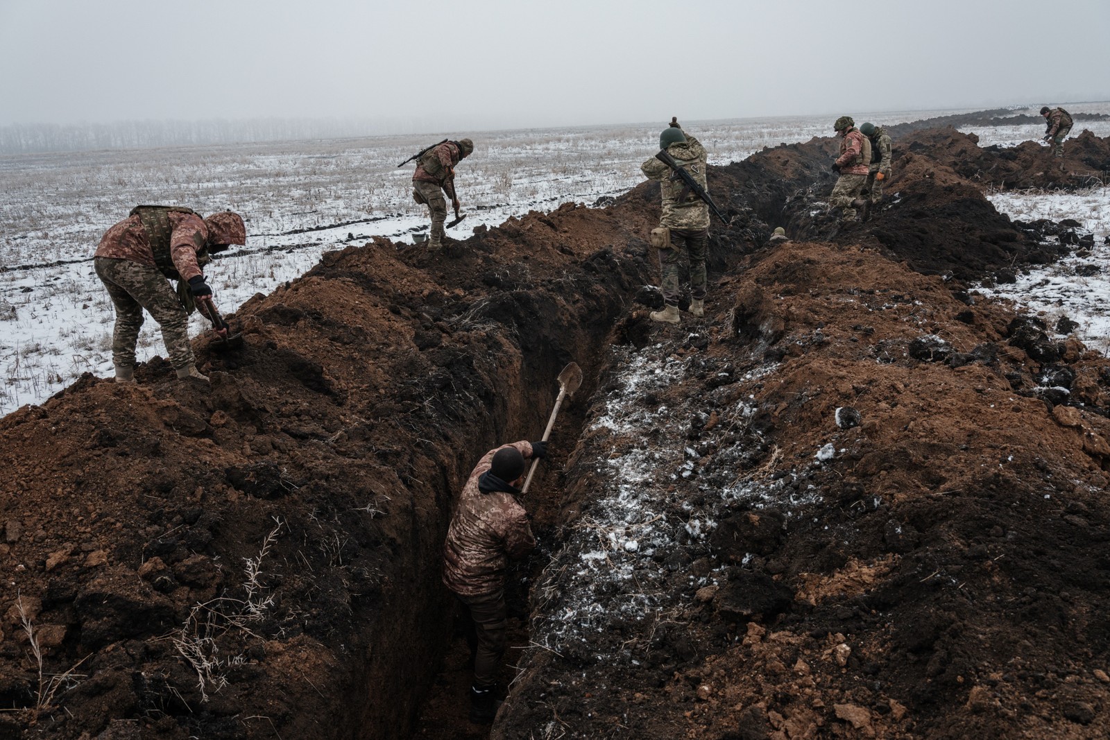 Militares ucranianos fazem uma trincheira perto de Bakhmut, em meio à invasão russa, em 1º de fevereiro deste ano.  — Foto: YASUYOSHI CHIBA / AFP