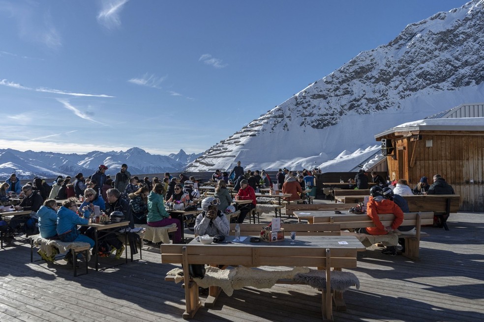 Entusiastas do esqui no terraço de um café na estação de esqui Höhenweg em 7 de janeiro — Foto:  Francesca Volpi/Bloomberg