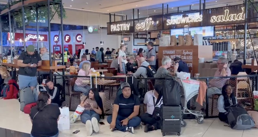 Passageiros no Aeroporto Internacional de Dubai, no sábado, primeiro dia dos ataques: voos foram cancelados — Foto: Filipe Vidon/O Globo