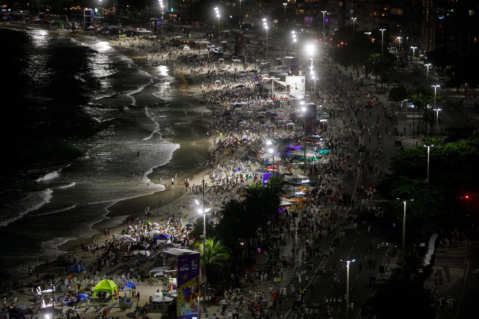 Réveillon 2023 - Orla de Copacabana começa a ficar cheia — Foto: Brenno Carvalho / Agência O Globo