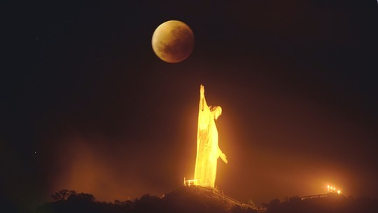 Planetário do Rio receberá visitantes para observação de eclipse total da Lua no domingo