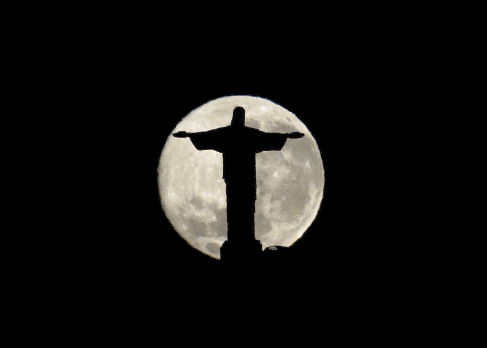 24/08/2010. Amanhecer no Rio. A lua cheia que subiu ontem começando a semana, desce nesta quarta feira atrás do cristo. Foto tirada da Urca as 05h30m. Foto Custodio Coimbra.