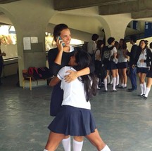A menina com uma amiga, no ensino médio, no Colégio Pedro II, em Niterói — Foto: Álbum de família