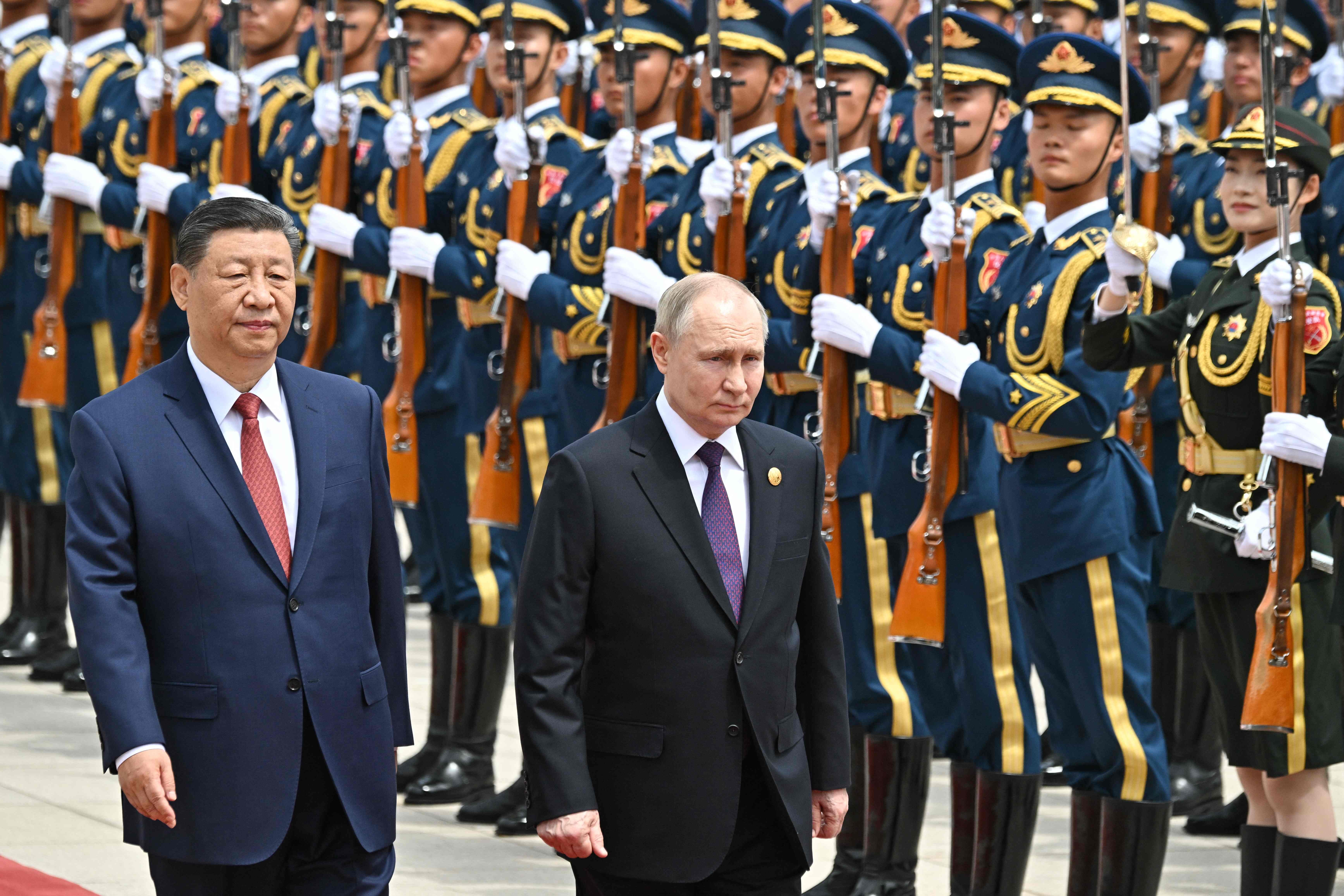 Putin assina acordo de defesa mútua com a Coreia do Norte após aprovação no Senado