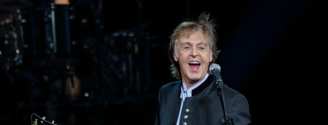 O músico britânico Paul McCartney se apresenta durante um concerto como parte de sua turnê, em 2017. — Foto: Kamil Krzaczynski / AFP