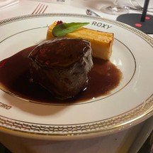 Roxy Dinner Show oferece ao público uma experiência imersiva que vai ...