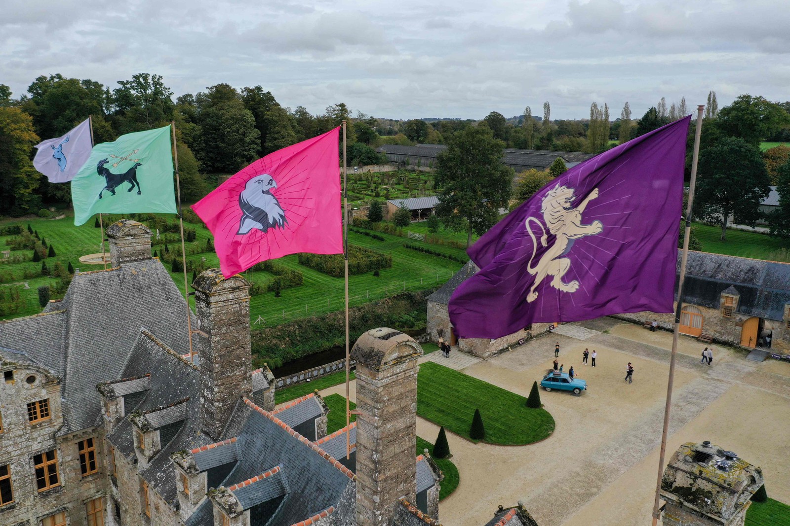 Bandeiras de casas inspiradas nas quatro de Hogwarts (Grifinória, Lufa-Lufa, Corvinal e Sonserina), mas com outros nomes, foram espalhadas por todos os lados — Foto: Damien Meyer / AFP