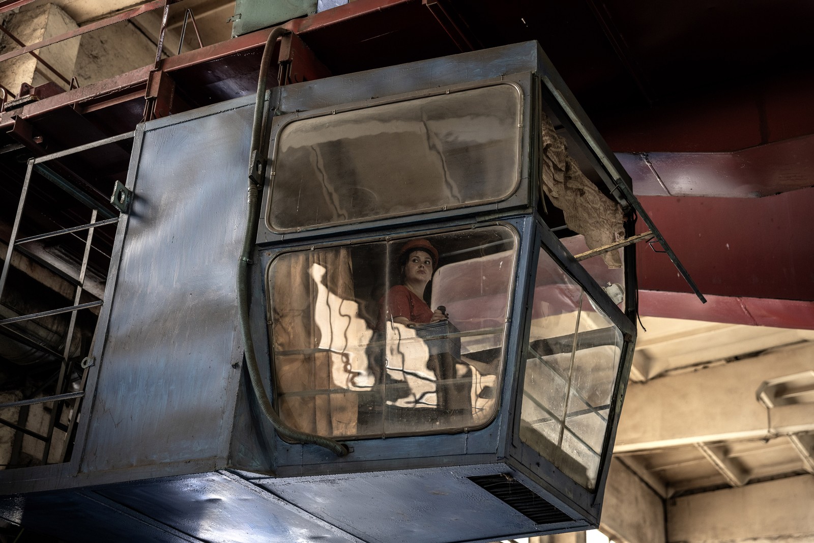 Valentyna Korotaeva opera um guindaste em uma mina de carvão administrada pela siderúrgica Metinvest perto da cidade de Pokrovsk, na região de Donetsk, no leste da Ucrânia — Foto: Finbarr O'Reilly/The New York Times
