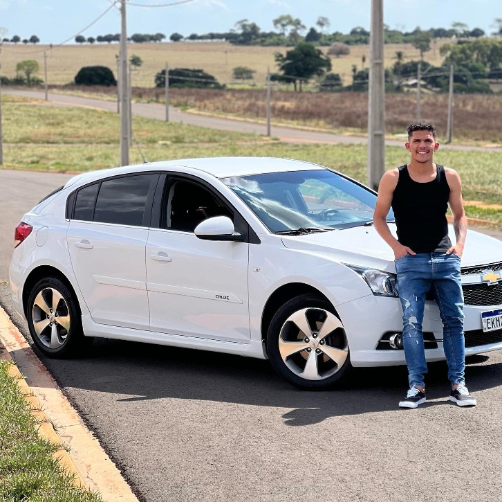 Gabriel Tota e seu Chevrolet Cruze, modelo avaliado em R$ 148,6 mil — Foto: Reprodução/Redes sociais