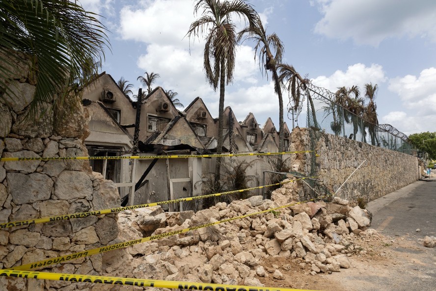 Vista das estruturas danificadas e dos destro&ccedil;os nas instala&ccedil;&otilde;es do hotel Viva Dominicus Beach ap&oacute;s um inc&ecirc;ndio em Bayahibe, prov&iacute;ncia de La Altagracia, Rep&uacute;blica Dominicana