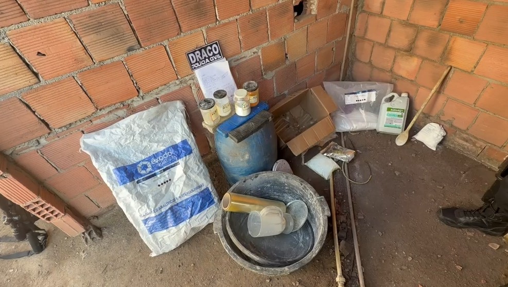 Polícia encontra laboratório e receitas para mistura de coca