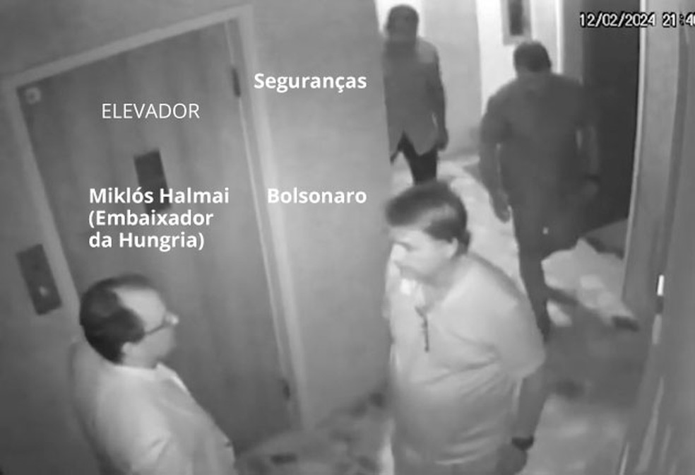 Passo a passo da estadia de Bolsonaro na embaixada da Hungria: Bolsonaro e Miklós Halmai no inteior da Embaixada da Hungria — Foto: NYT/Arte O Globo