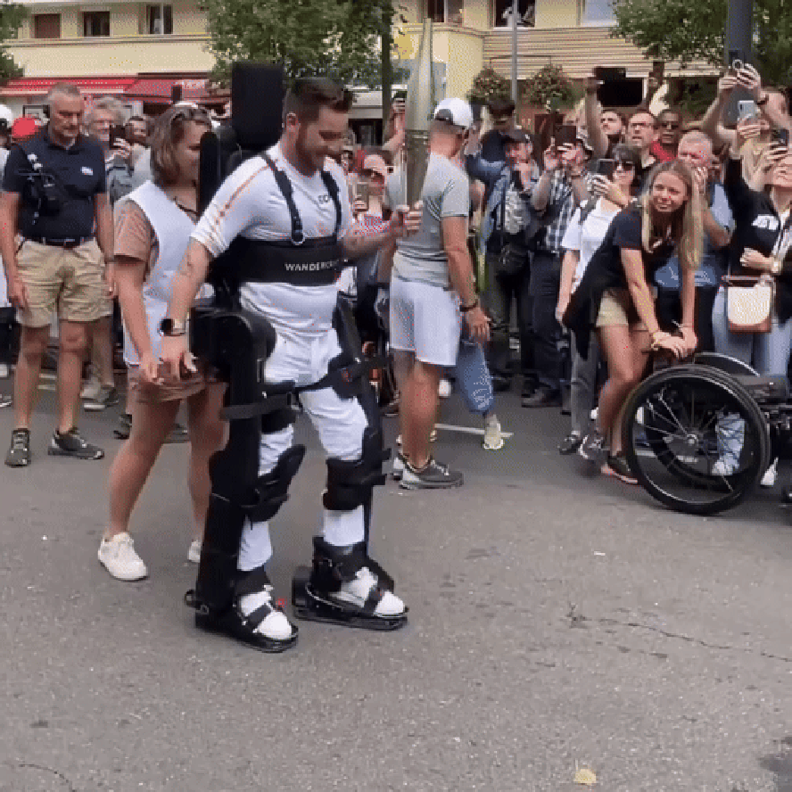 Paraplégico há 11 anos, paratenista usa exoesqueleto para carregar ...