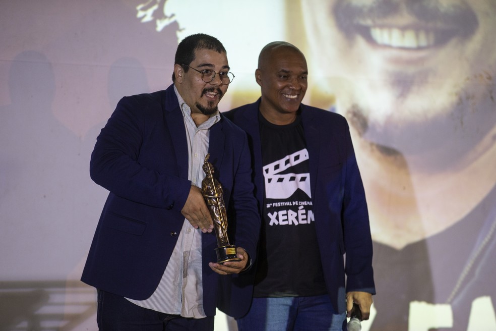 Louiz Carlos da Silva, presidente do Instituto Zeca Pagodinho, e Sergio Assis, diretor-geral do Festival de Cinema de Xerém — Foto: Alexandre Cassiano / Agência O Globo