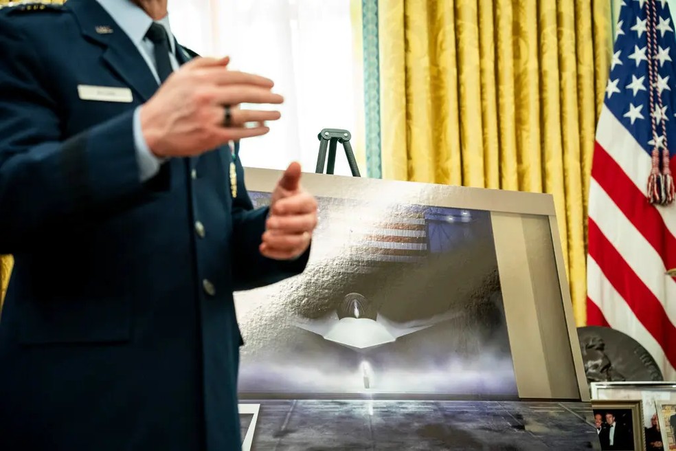Um pôster mostrando o F-47 em exposição no Salão Oval na sexta-feira. O Sr. Trump disse que o jato seria “virtualmente invisível” — Foto: Haiyun Jiang para o New York Times