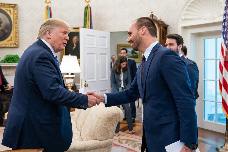 Eduardo Bolsonaro avisou governo Trump sobre decisão de ficar nos EUA, dizem aliados