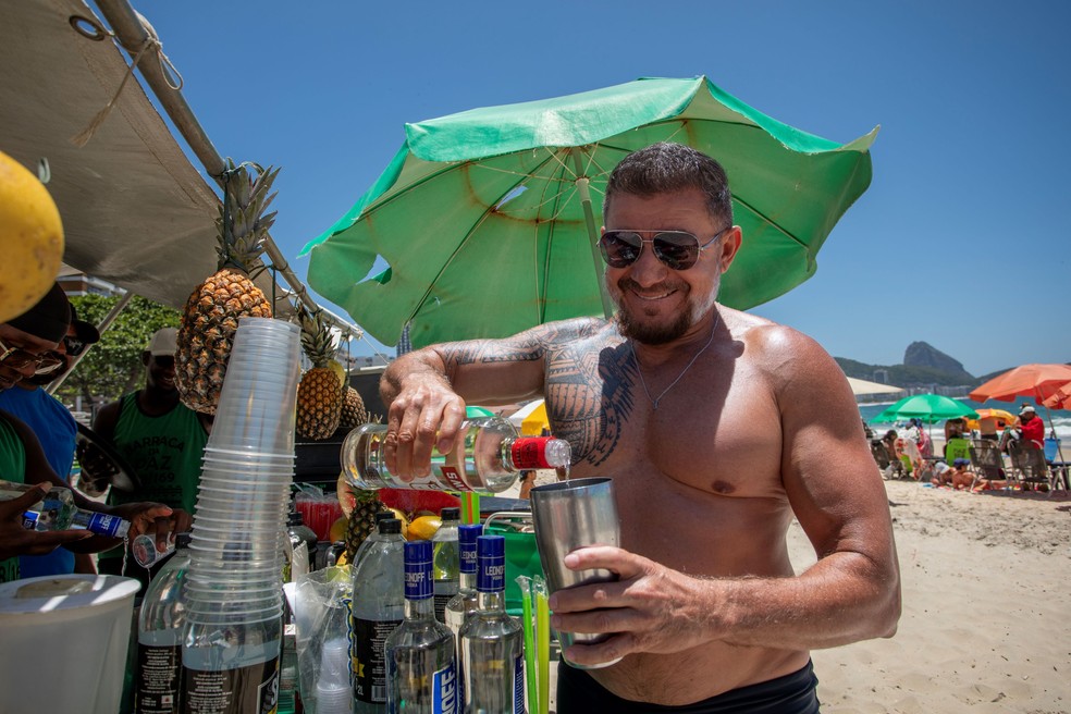 Barraqueiro Ivan Andrade comemora permissão de garrafas de vidro para preparo de caipirinhas — Foto: Ana Branco / Agência O Globo