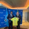 O presidente da CBF Samir Xaud presenteia o presidente da Fifa Gianni Infantino com uma camisa da seleção brasileira - Divulgação/CBF