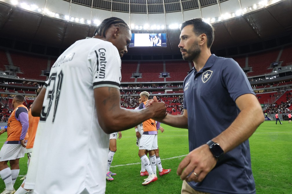 Davide Ancelotti falando com Kaio Fernando após vitória do Botafogo sobre o Vasco — Foto: Vítor Silva/Botafogo