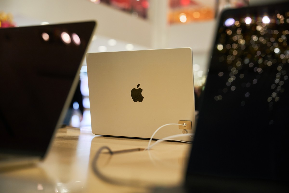 Imagem ilustrativa de Apple finalmente adota telas sensíveis ao toque em notebooks, acompanhando a tendência da indústria.