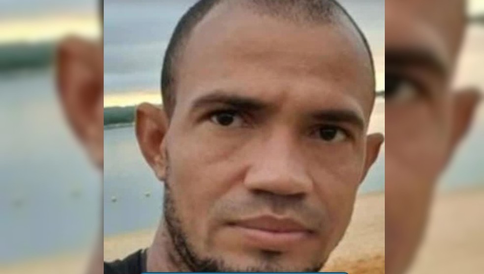 Motorista Ademilson Militão, que dirigia o ônibus atingido pela carreta — Foto: Reprodução