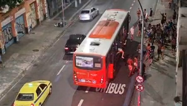 Arruaceiros descem de ônibus lotado, promovem correria e levam pânico a moradores 