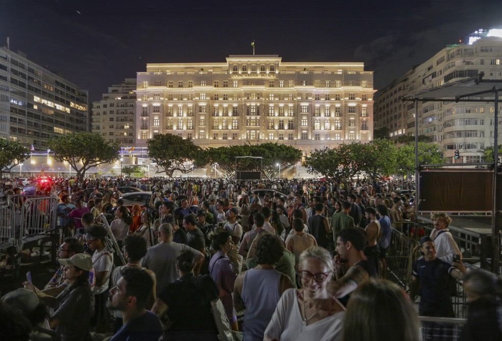 Uma multidão lota a Avenida Atlântica em frente ao hotel onde Lady Gaga está hospedada e ao palco em que ela se apresentará neste sábado — Foto: Marcelo Theobald/Agência O Globo