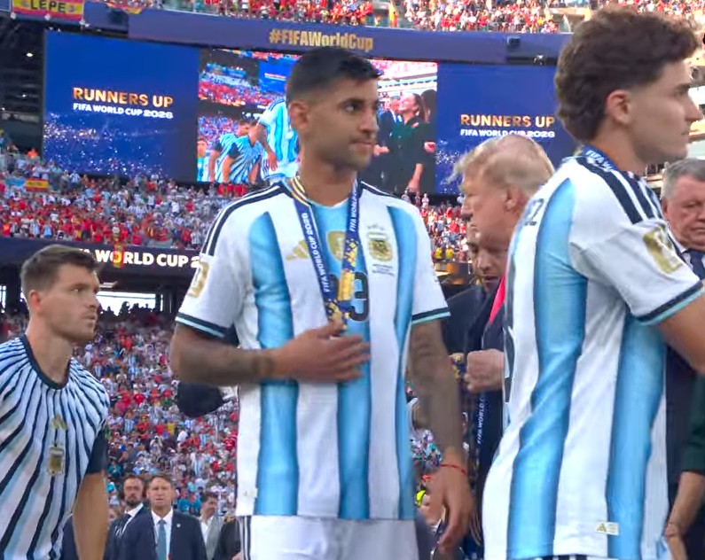 Zagueiro Argentino Ignora Donald Trump em Premiação da Copa