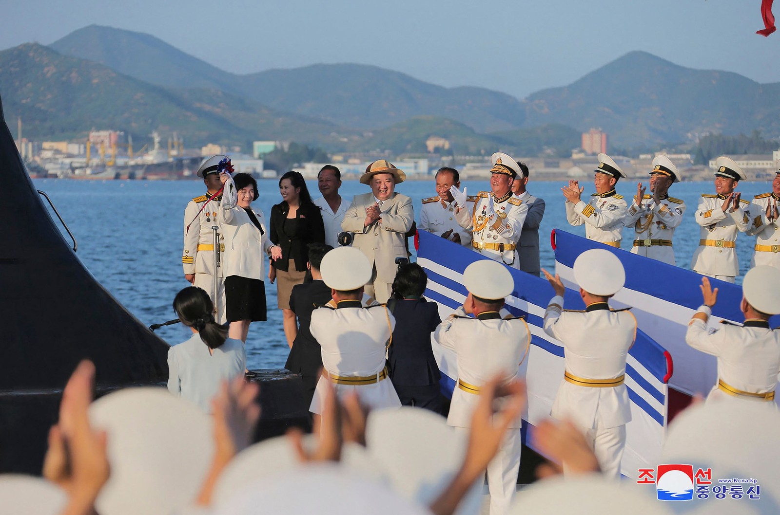 As duas Coreias vivem um dos momentos de maior tensão dos últimos anos; Kim Jong-un  em inauguração de submarino — Foto: AFP/KCNA