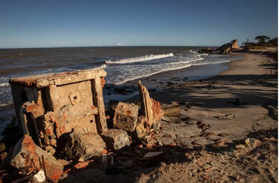 Atafona: saiba como avanço do mar engoliu casas e transformou paisagem de distrito no Norte Fluminense ao longo dos anos - QTU Questões do Universo