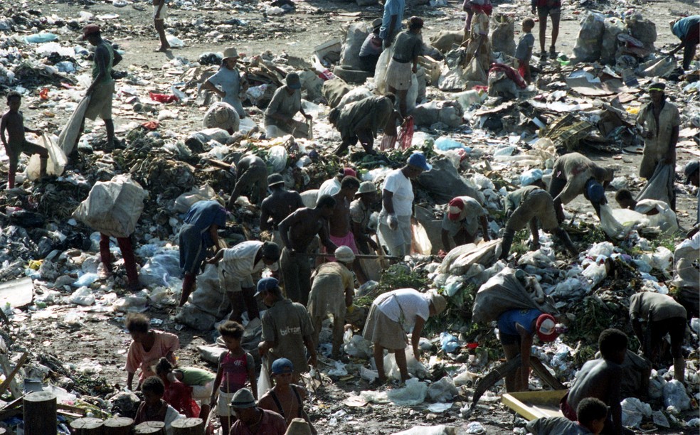 Em 1992, dezenas de pessoas reviram o lixo do Aterro Canabrava, na Bahia — Foto: Márcio Lima/Arquivo