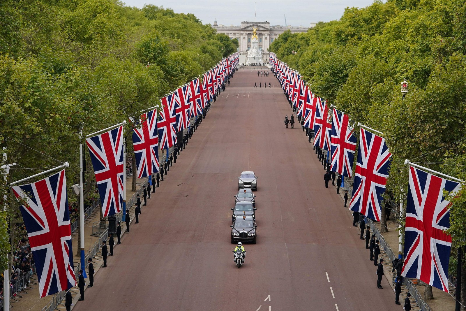 Comitiva do rei Carlos III é conduzida ao longo do The Mall em Londres  — Foto: Zac Goodwin / POOL / AFP